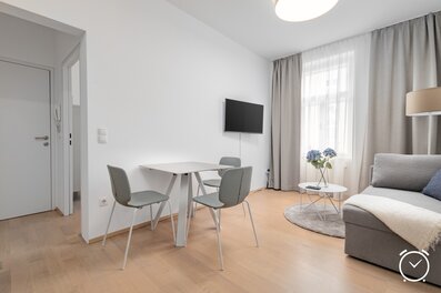 Helles Wohnzimmer mit Esstisch & Sofa – 2-Zimmer Wohnung zur Kurzzeitmiete & Wohnen auf Zeit 1 bis 6 Monate Salzburg