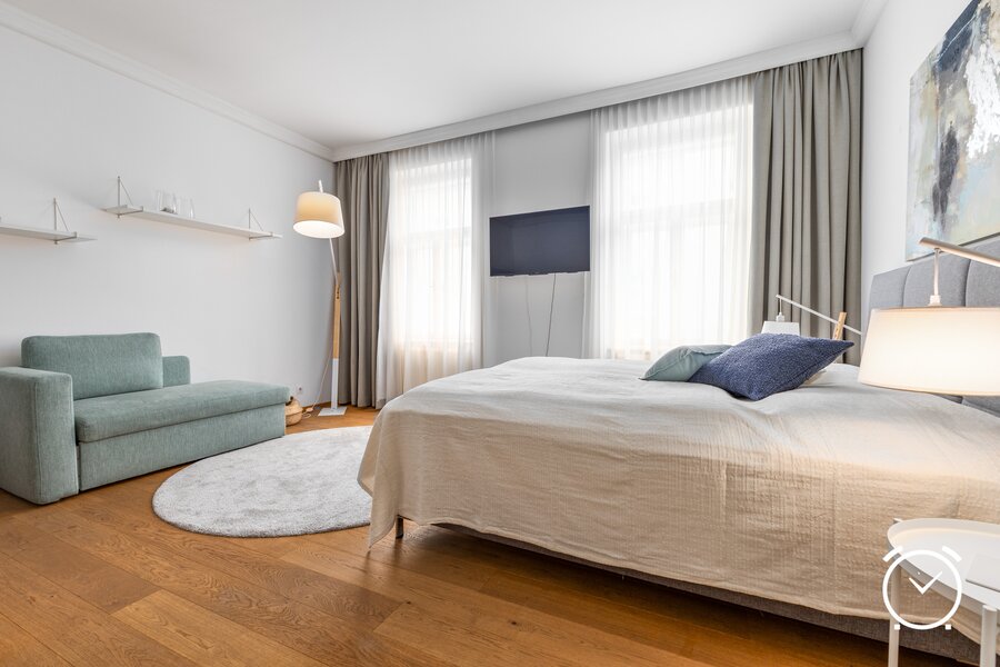 Bright 1-room apartment with double bed & seating – short-term rental & temporary housing for 1 to 6 months in Salzburg