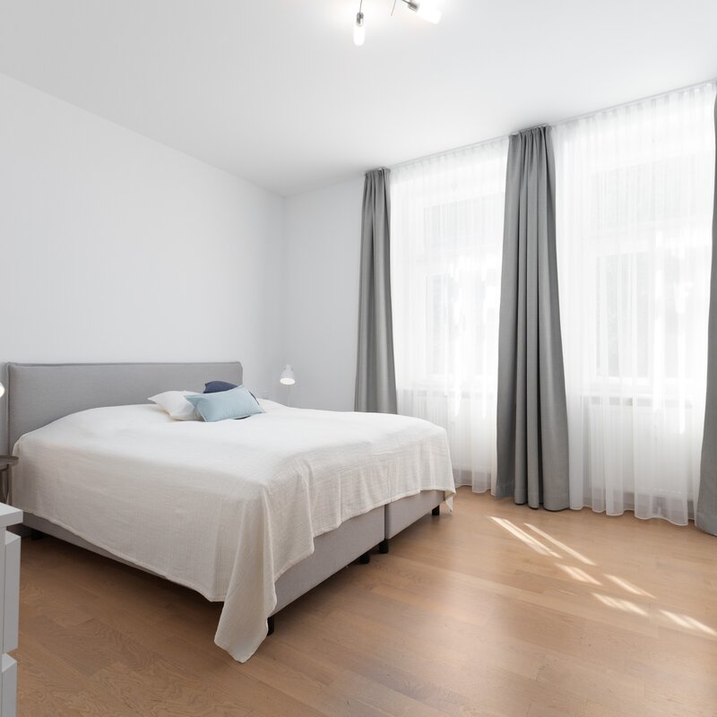 Bright bedroom with double bed & parquet floor – 2-room apartment, short-term rental, temporary housing for 1 to 6 months, Salzburg
