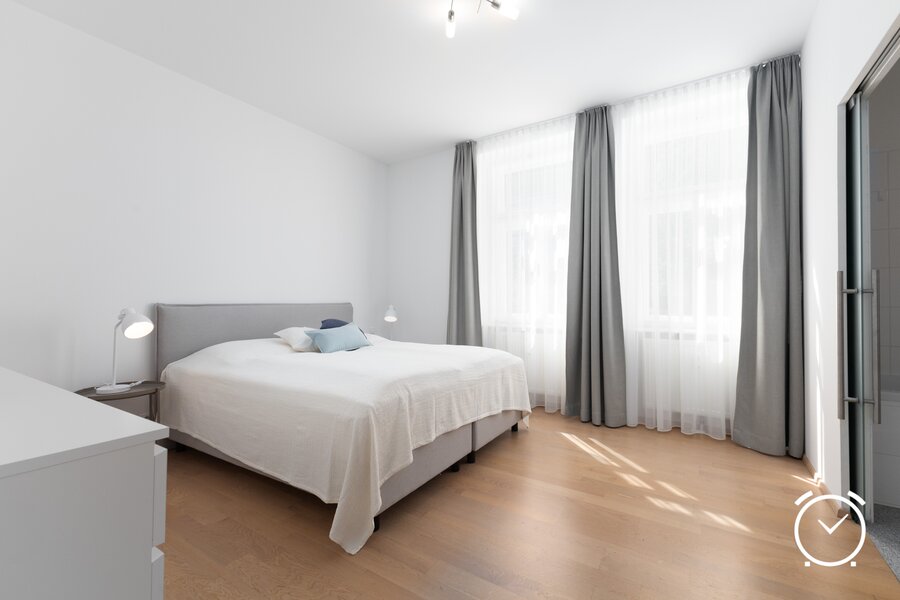 Bright bedroom with double bed & parquet floor – 2-room apartment, short-term rental, temporary housing for 1 to 6 months, Salzburg