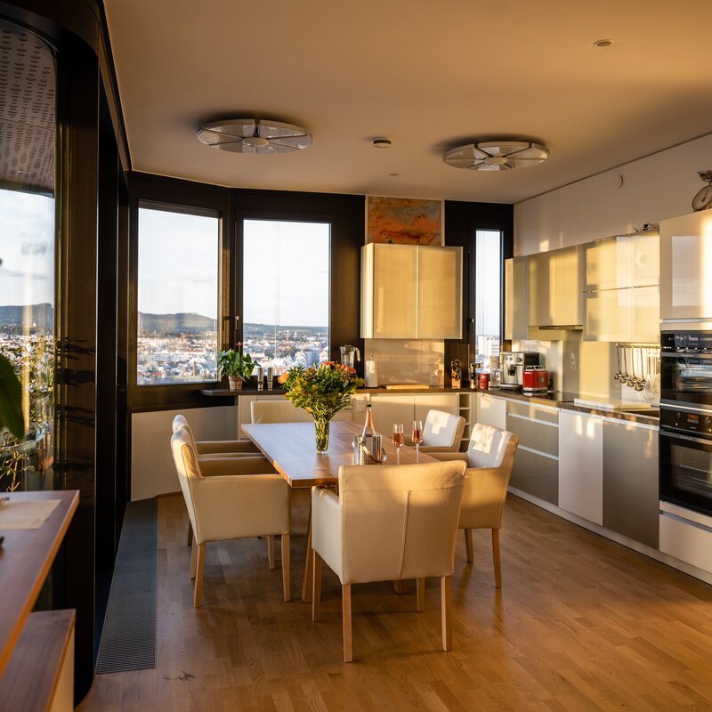 Moderne Küche mit Panoramablick – 3-Zimmer Wohnung zur Kurzzeitmiete, Wohnen auf Zeit für 1 bis 6 Monate in Wien | © Skyflats Vienna