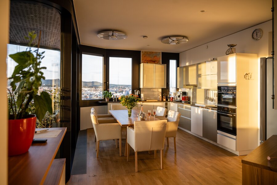 Moderne Küche mit Panoramablick – 3-Zimmer Wohnung zur Kurzzeitmiete, Wohnen auf Zeit für 1 bis 6 Monate in Wien | © Skyflats Vienna