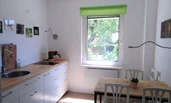 Küche mit Fenster in den Garten