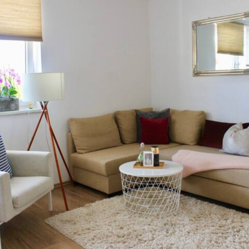 comfortable couch with a carpet, table and chair | © Natalie Pavicic