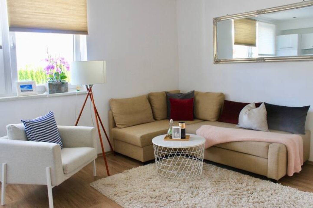 comfortable couch with a carpet, table and chair | © Natalie Pavicic