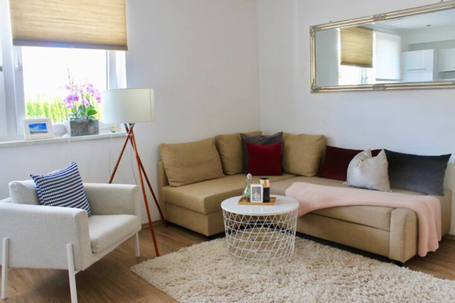 comfortable couch with a carpet, table and chair | © Natalie Pavicic