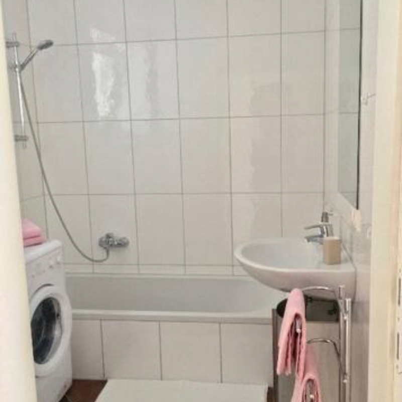 bathroom with a bathing tube, washing machine, toilet and sink | © Natalie Pavicic