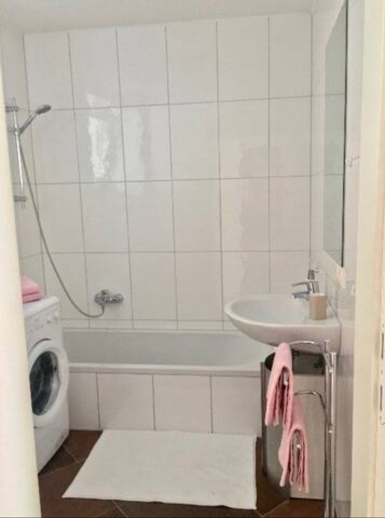 bathroom with a bathing tube, washing machine, toilet and sink | © Natalie Pavicic