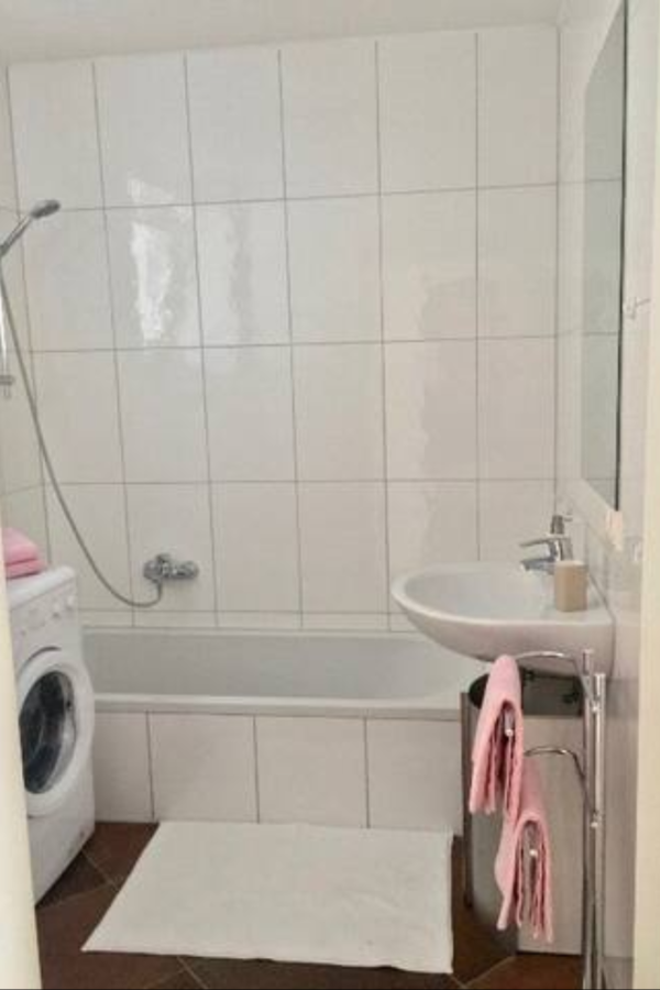 bathroom with a bathing tube, washing machine, toilet and sink | © Natalie Pavicic