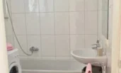 Bad mit Badewanne, Waschmaschine, Waschbecken und Toilette | © Natalie Pavicic