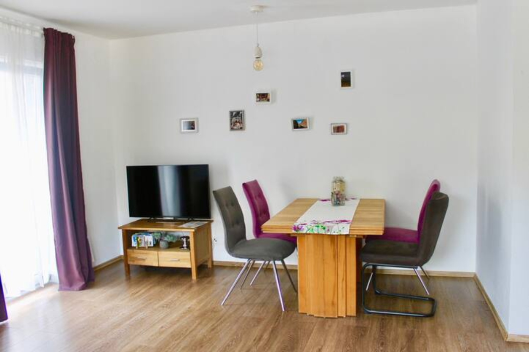 living area with a TV and work-/diningtable | © Natalie Pavicic