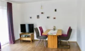Wohnbereich mit einem Fernseher und Ess-/Arbeitstisch | © Natalie Pavicic