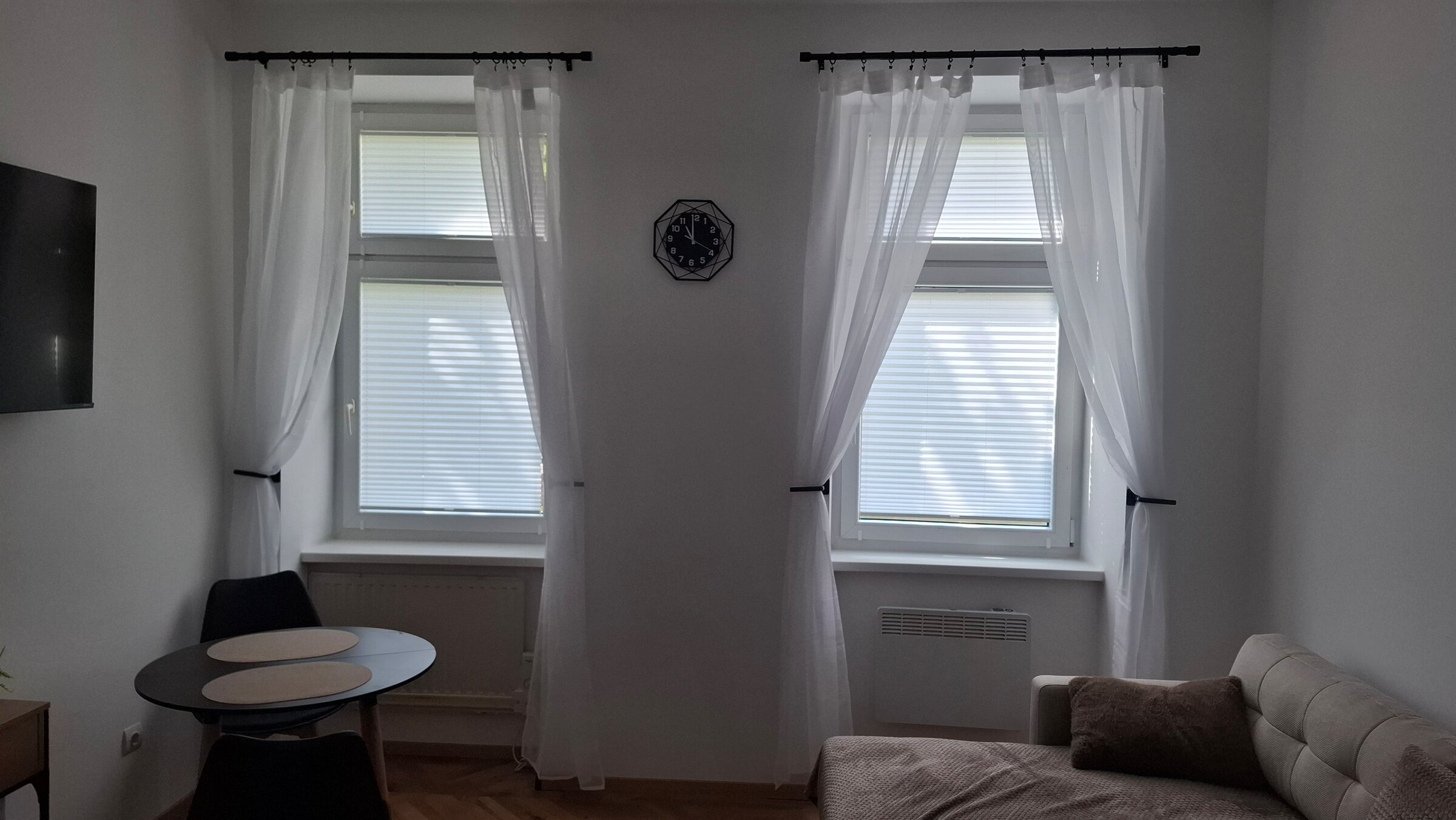 Helles Wohnzimmer mit großen Fenstern – 1-Zimmer Wohnung zur Kurzzeitmiete, Wohnen auf Zeit für 1 bis 6 Monate in Wien