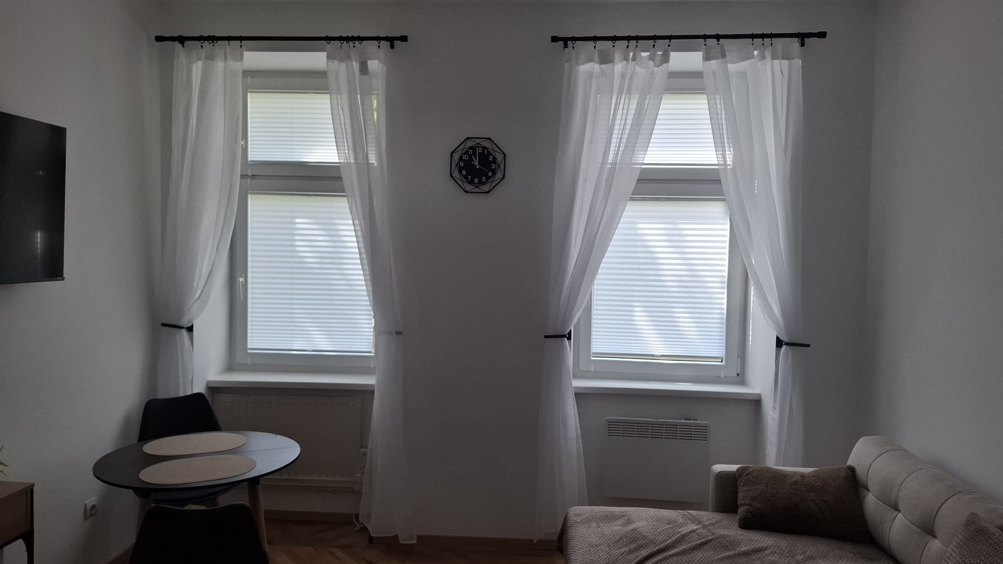 window with pleated binds