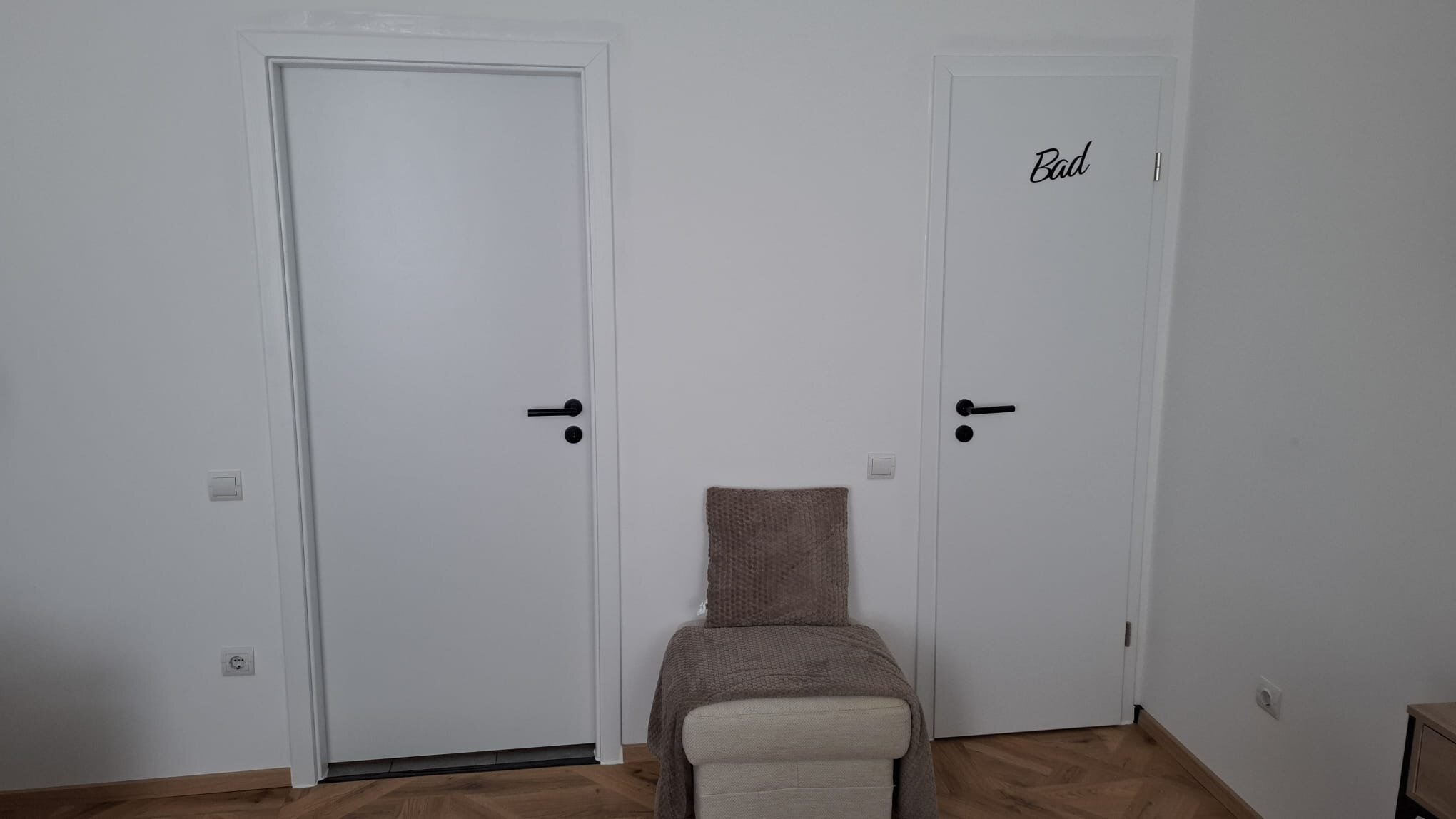 Richtung Tür zu Küche/ Vorraum und Bad