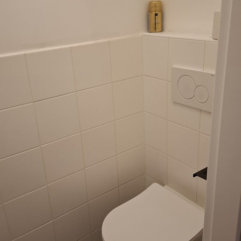  Apartment toilet