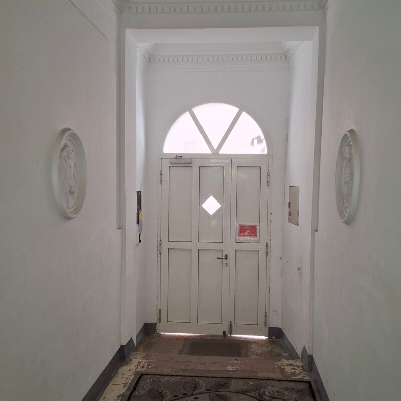 Haupteingang des Gebäudes