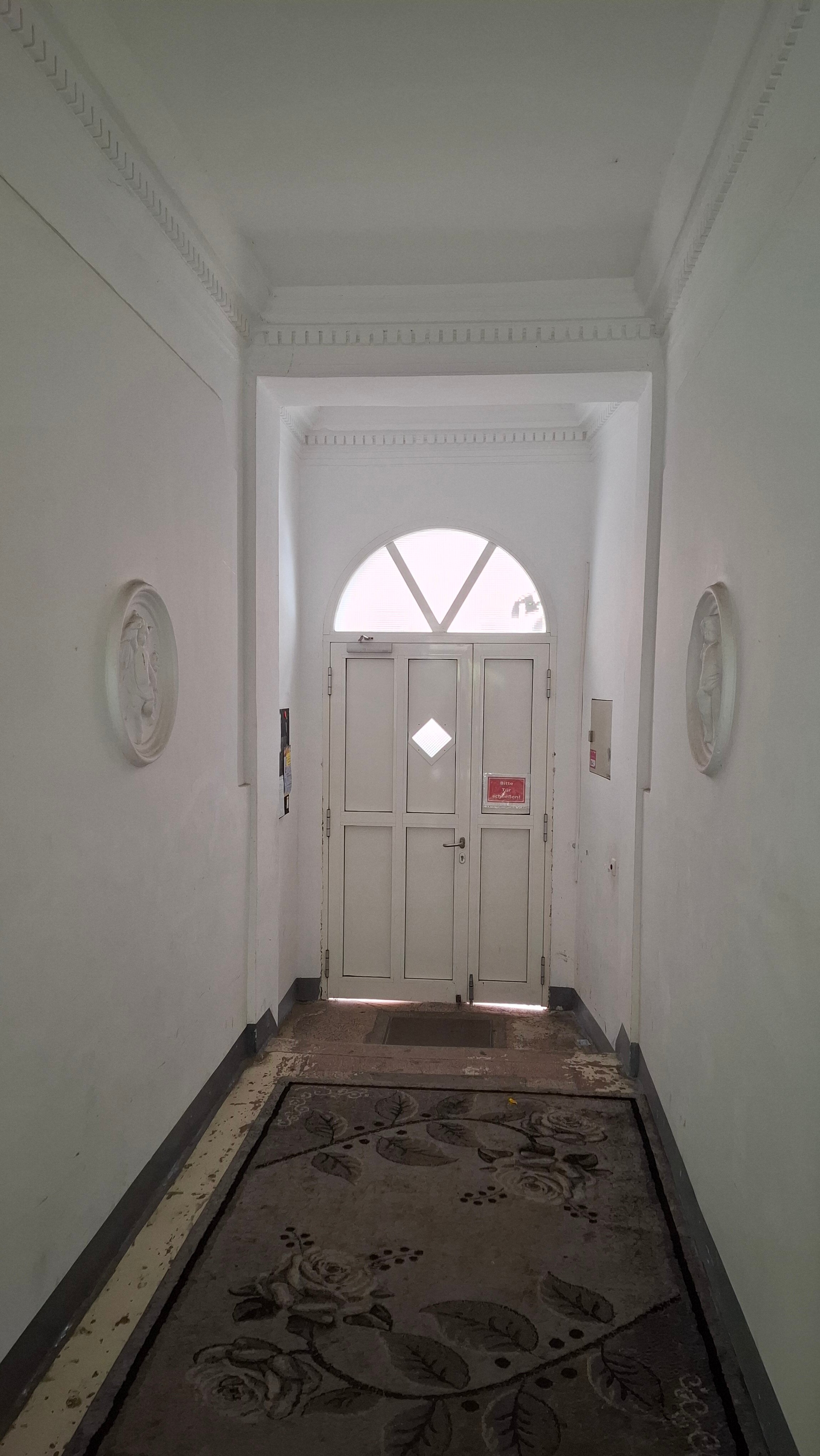 Haupteingang des Gebäudes