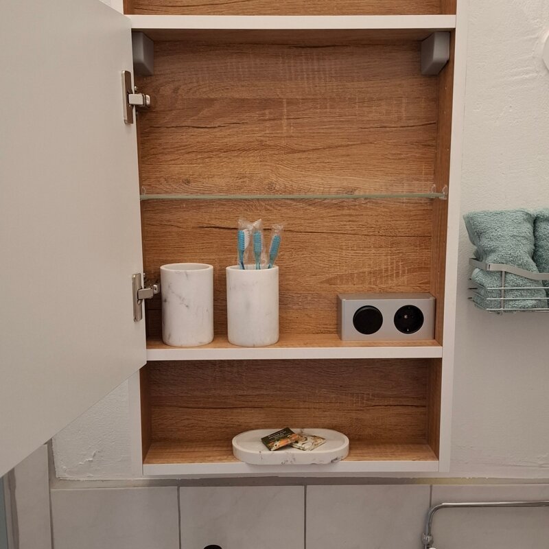 mit Licht und Steckdose