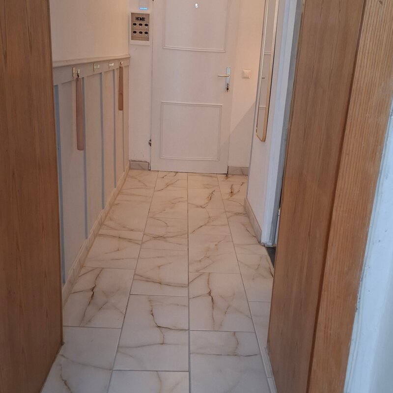 mit Eingangstür und Wandvertäfelung