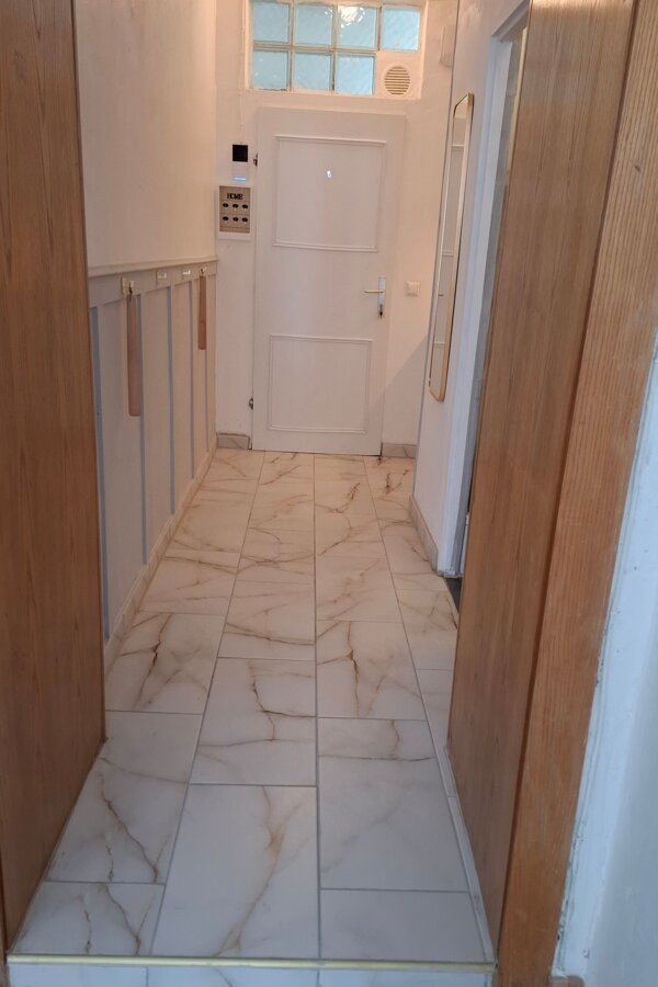 mit Eingangstür und Wandvertäfelung