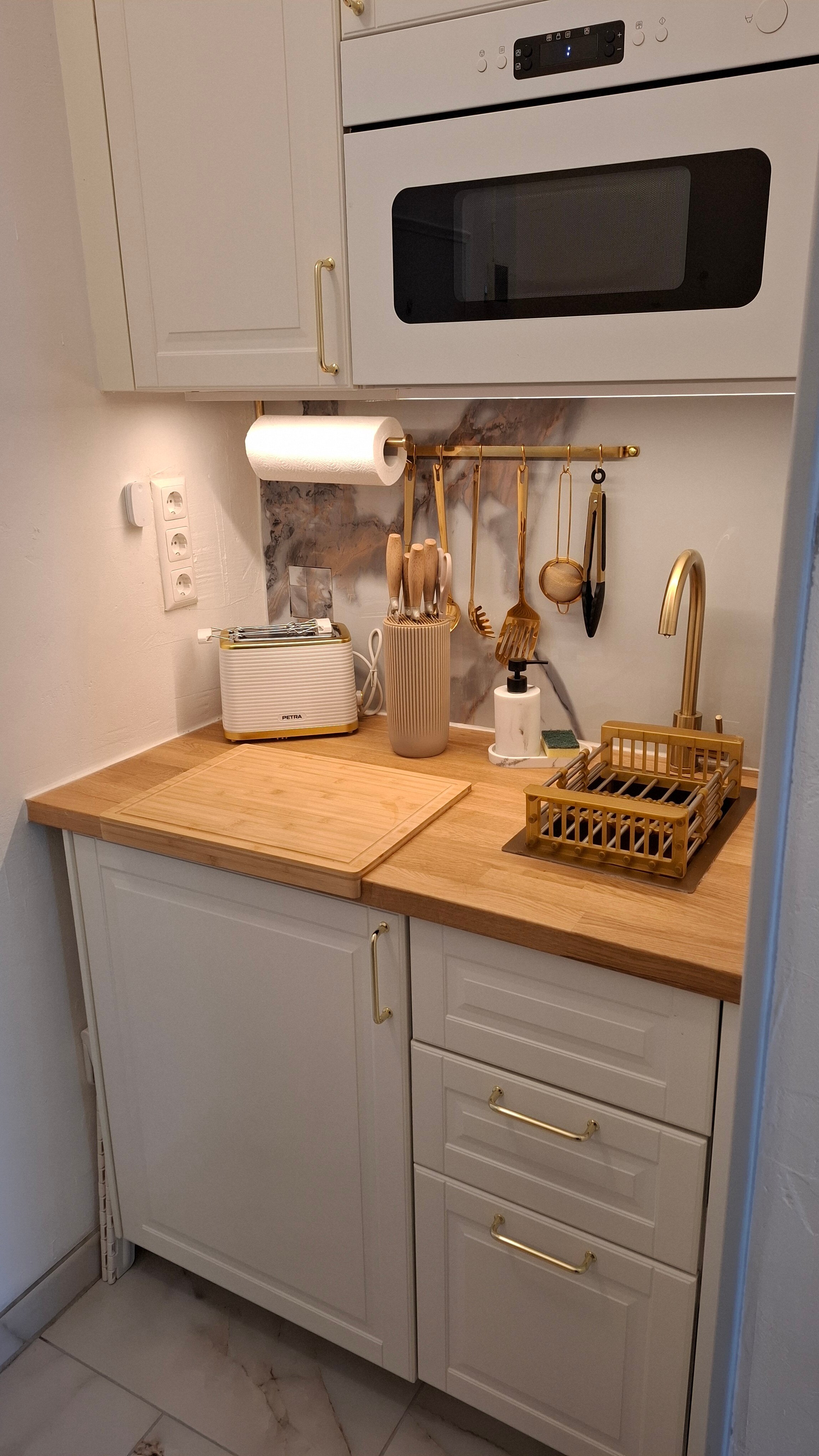 Spüle, Kühlschrank , Mikrowelle mit Dampfgarfunktion