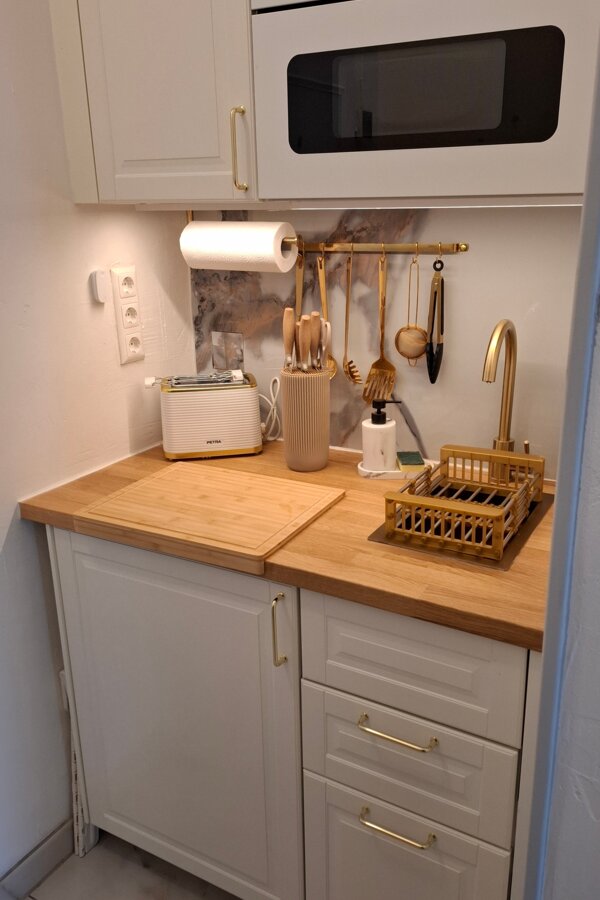 Spüle, Kühlschrank , Mikrowelle mit Dampfgarfunktion