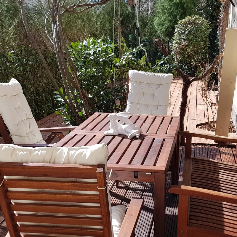 Gemütlicher Sitzplatz auf der sonnigen Terrasse