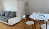 Wohnraum mit Essplatz und Balkon