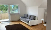 Wohnzimmer mit Blick auf den Balkon