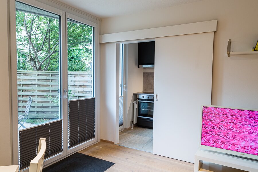 View into the kitchen and the garden | © BenRan