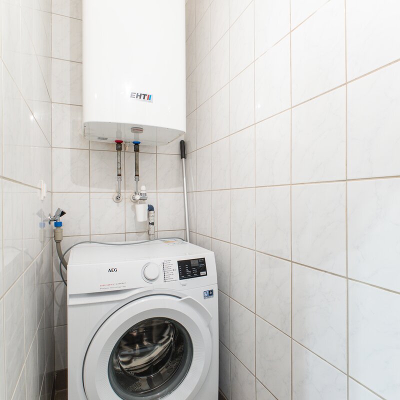 Waschmaschine mit Bügelbrett und Bügeleisen