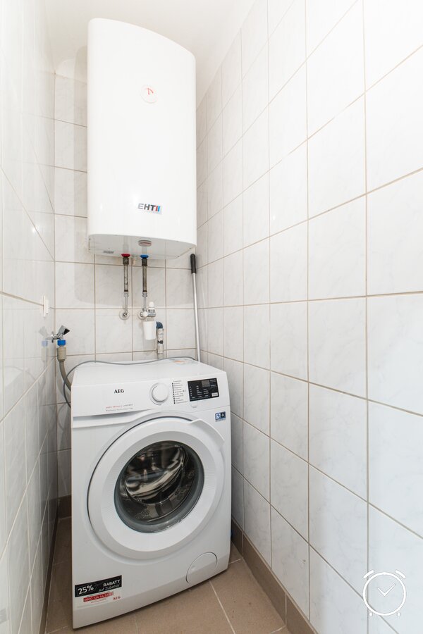 Waschmaschine mit Bügelbrett und Bügeleisen