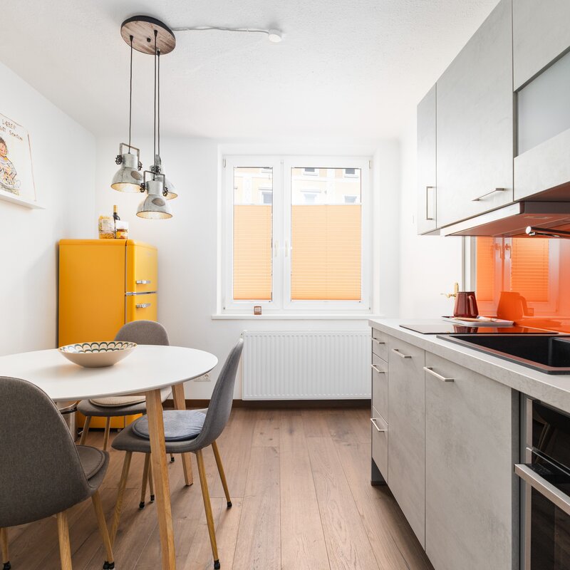 Küche mit Geschirrspüler, Ofen, Herd und Kaffeemaschine 