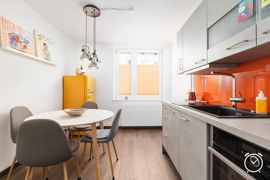 Küche mit Geschirrspüler, Ofen, Herd und Kaffeemaschine 