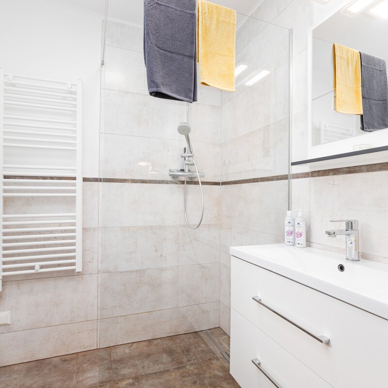 Bad mit Regenwalddusche , Shampoos, Lotions und Föhn