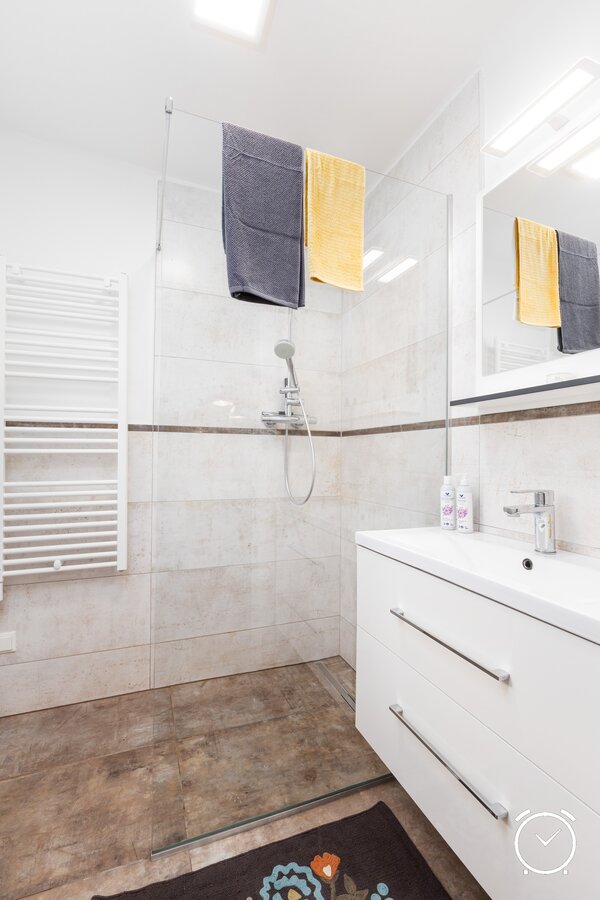 Bad mit Regenwalddusche , Shampoos, Lotions und Föhn