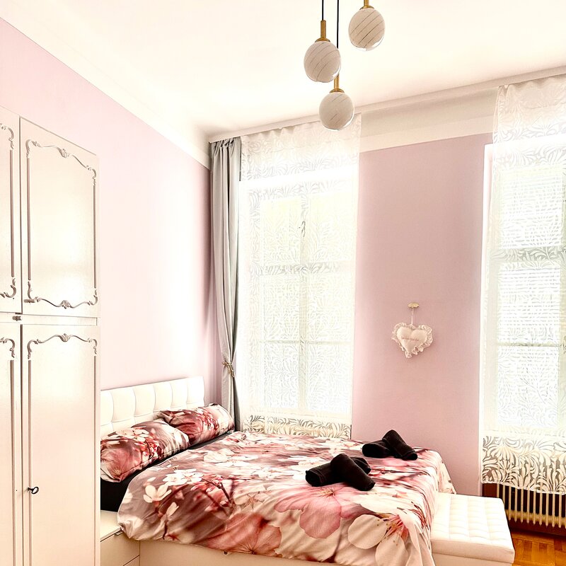 Helles Schlafzimmer mit Parkettboden – 2-Zimmer Wohnung zur Kurzzeitmiete, Wohnen auf Zeit für 1 bis 6 Monate in Wien