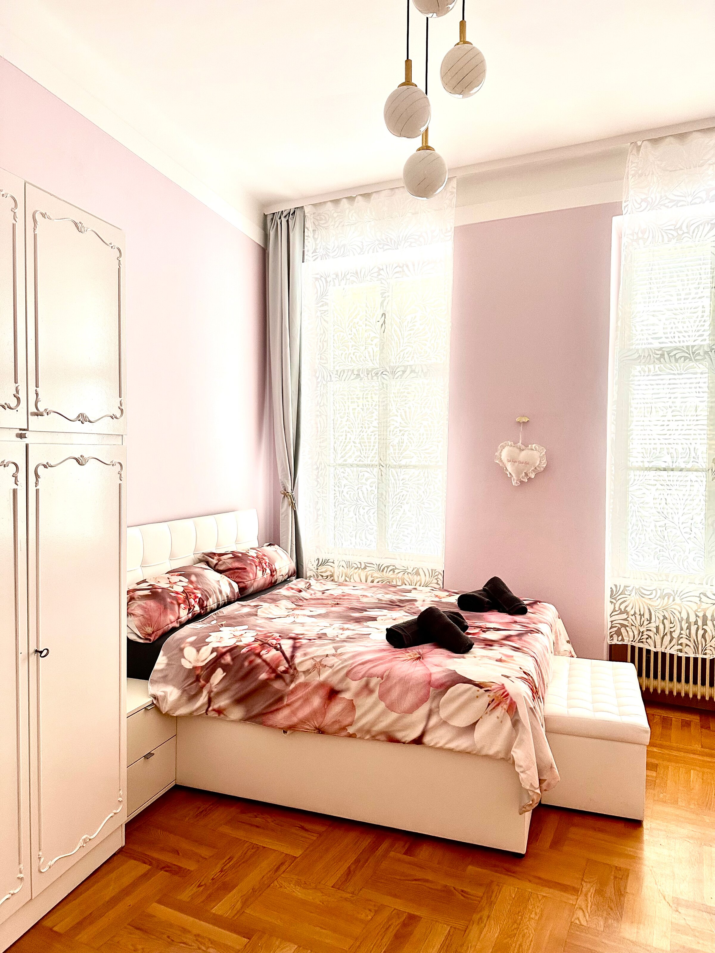 Helles Schlafzimmer mit Parkettboden – 2-Zimmer Wohnung zur Kurzzeitmiete, Wohnen auf Zeit für 1 bis 6 Monate in Wien