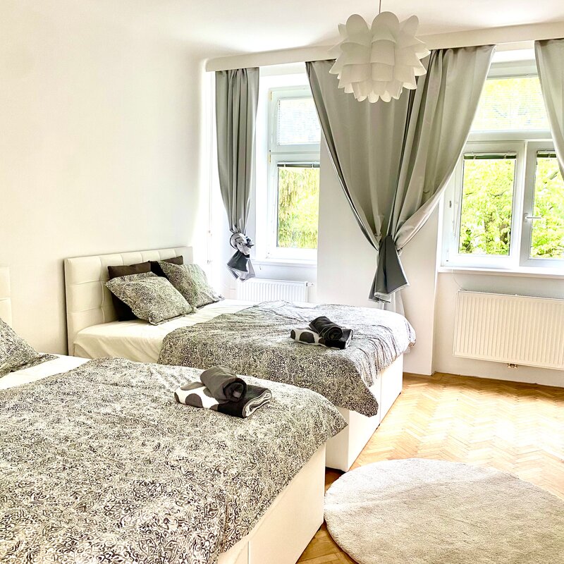 Helles Schlafzimmer mit zwei Betten – 3-Zimmer Wohnung zur Kurzzeitmiete, Wohnen auf Zeit 1 bis 6 Monate, Wien