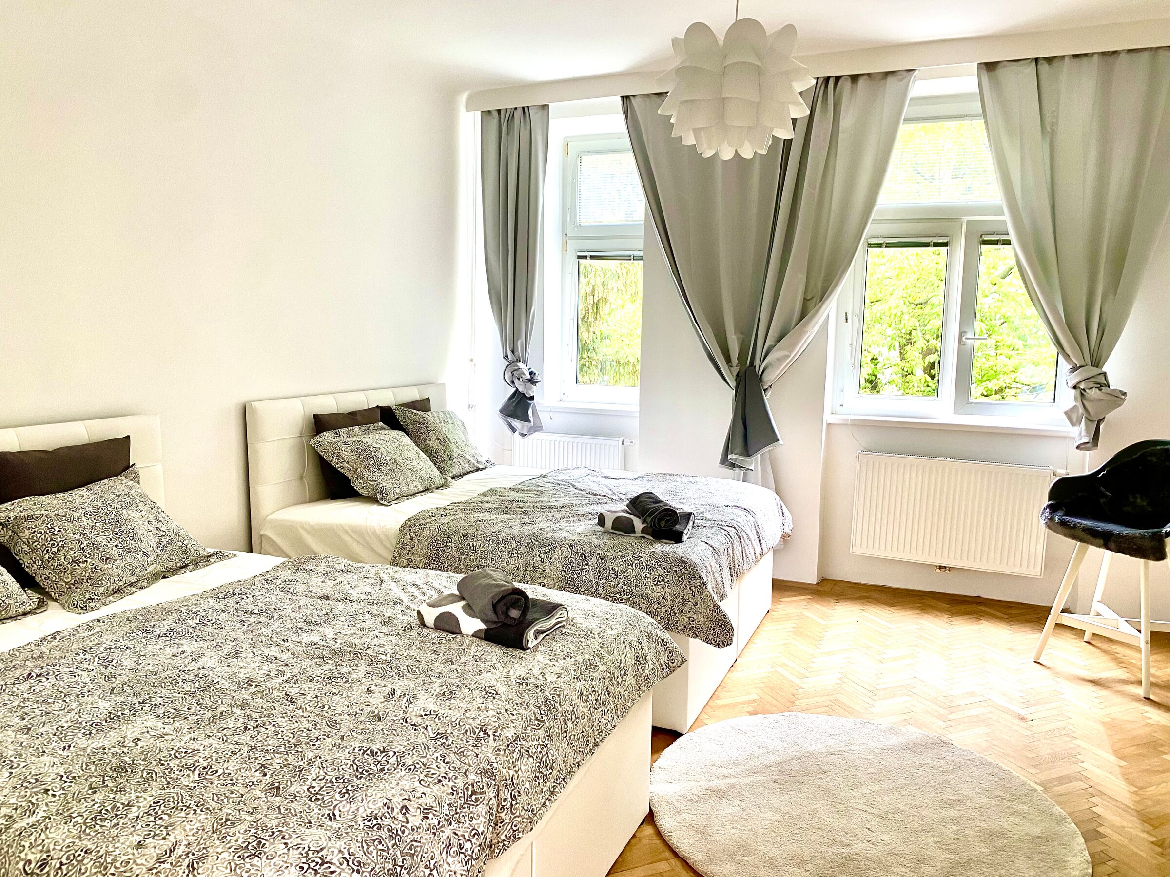 Helles Schlafzimmer mit zwei Betten – 3-Zimmer Wohnung zur Kurzzeitmiete, Wohnen auf Zeit 1 bis 6 Monate, Wien