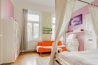 Helles Schlafzimmer mit Himmelbett – 4-Zimmer Wohnung zur Kurzzeitmiete, Wohnen auf Zeit 1 bis 6 Monate, Wien