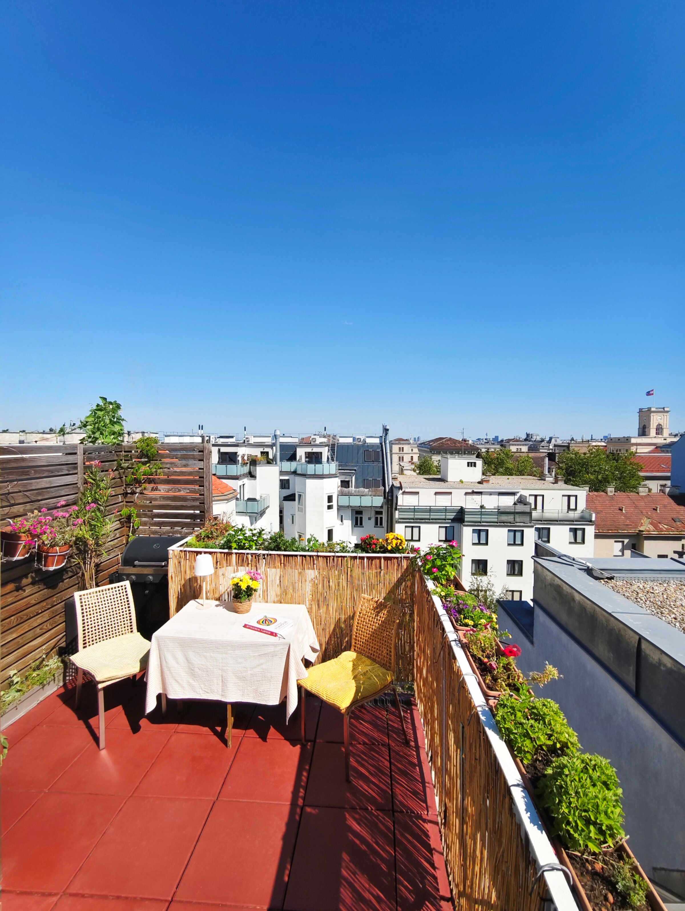 Sonnige Dachterrasse mit Stadtblick: 3-Zimmer Wohnung, Kurzzeitmiete & Wohnen auf Zeit für 1 bis 6 Monate in Wien