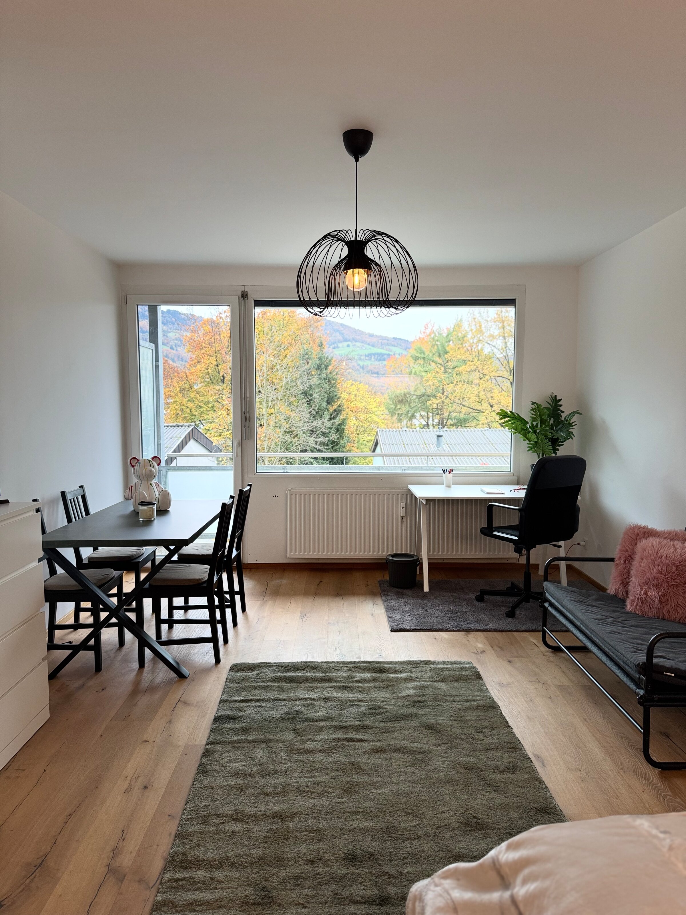Helles Wohnzimmer mit Bergpanorama – 1-Zimmer-Wohnung zur Kurzzeitmiete & Wohnen auf Zeit für 1 bis 6 Monate in Salzburg