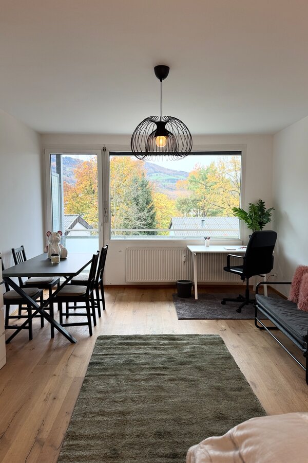 Helles Wohnzimmer mit Bergpanorama – 1-Zimmer-Wohnung zur Kurzzeitmiete & Wohnen auf Zeit für 1 bis 6 Monate in Salzburg