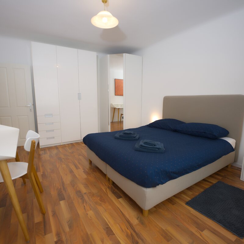 Bright bedroom with double bed & built-in wardrobe – 3-room apartment, short-term rental Vienna, 1–6 months