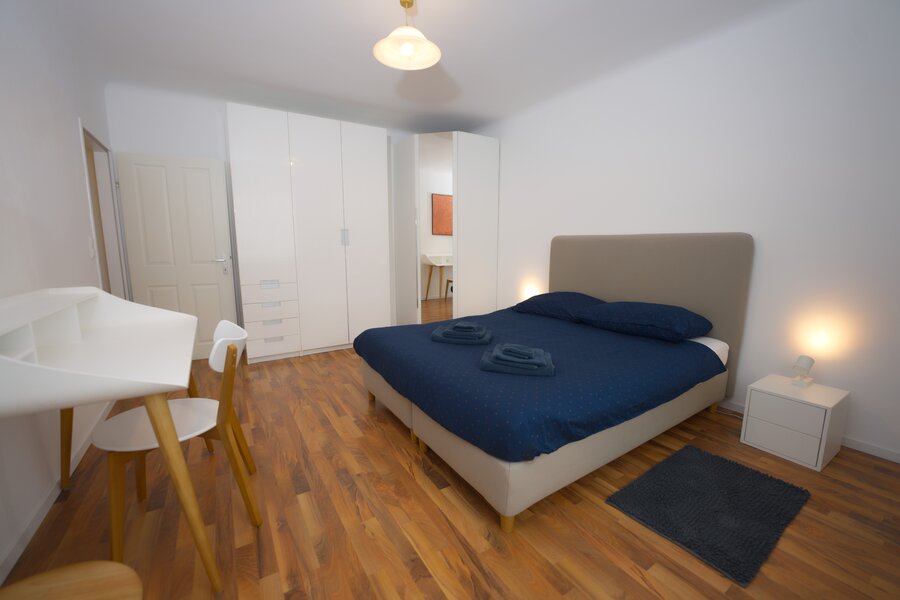 Bright bedroom with double bed & built-in wardrobe – 3-room apartment, short-term rental Vienna, 1–6 months