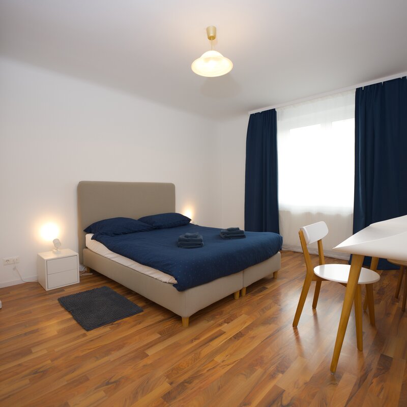 Doppelbett und Arbeitstisch