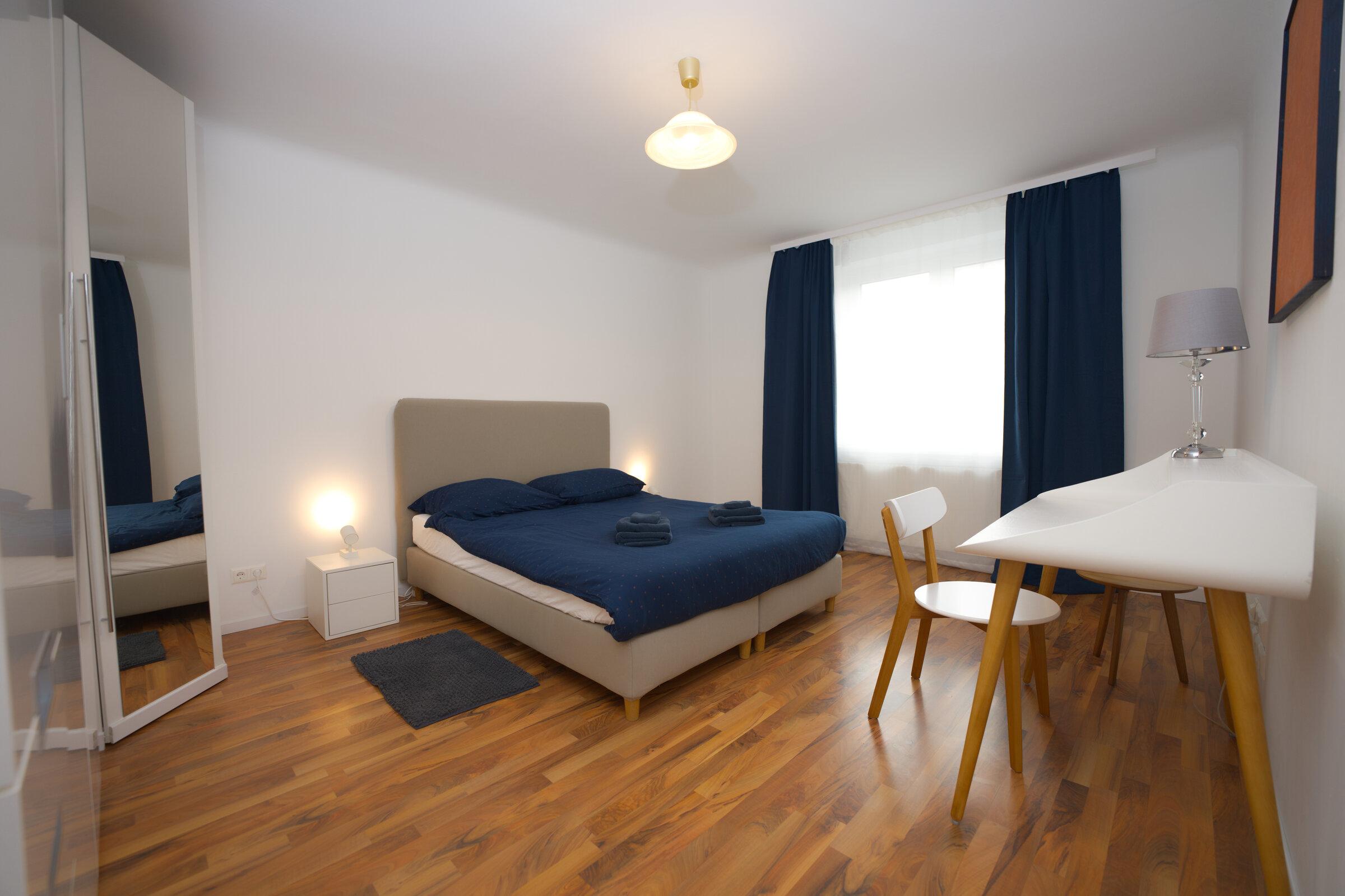 Doppelbett und Arbeitstisch