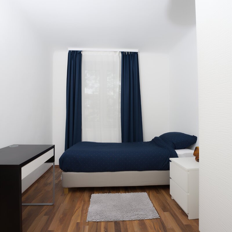 Schlafzimmer mit zwei Doppelbetten und Arbeitstisch 